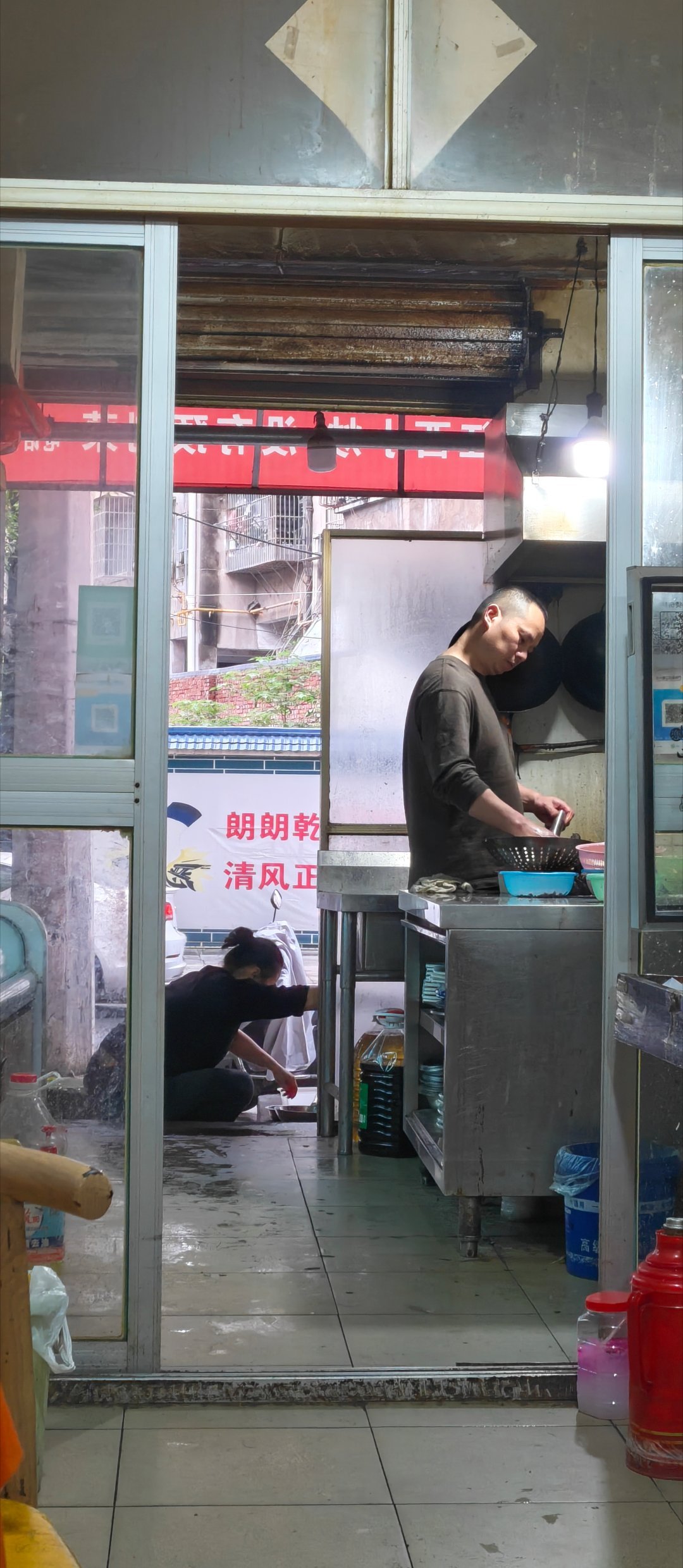 随意走进一间苍蝇馆子，想吃两口江西小炒。夫妻俩操持着这家店，菜炒得不错，好吃。他