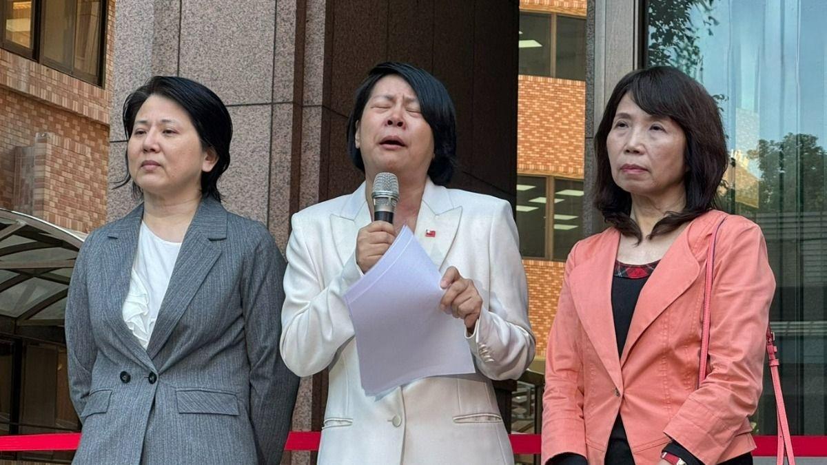 李贞秀（民众党立委，陆配）今天（13日）在记者会上泪流满面，表示自己自1998年