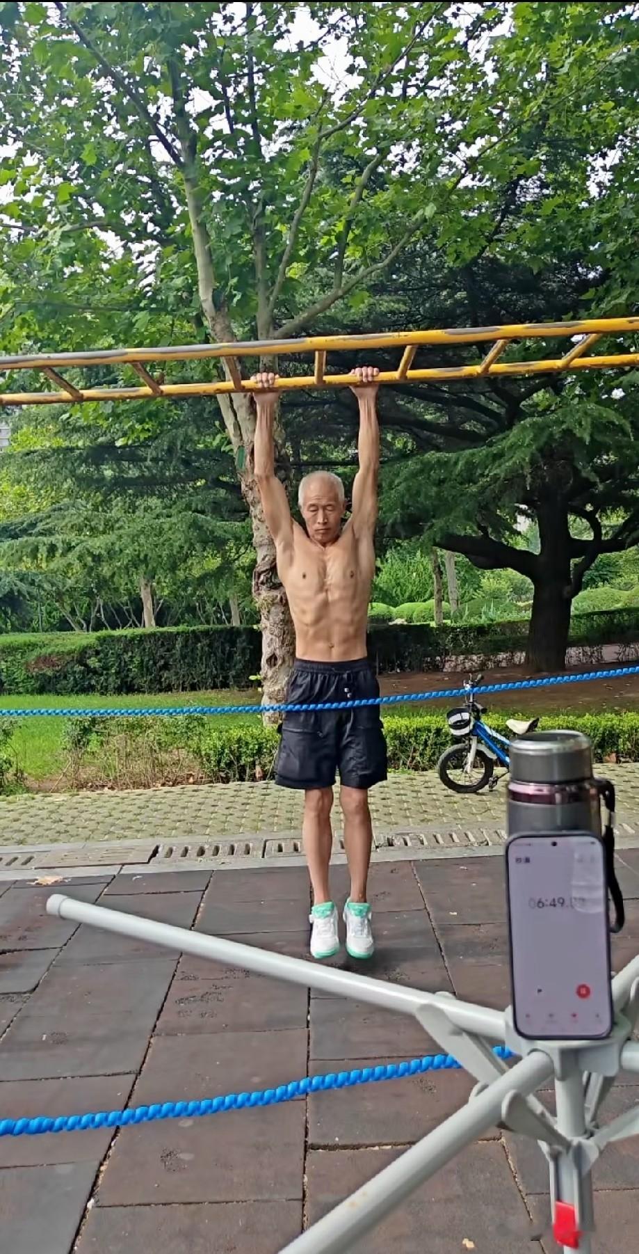 大连一位70岁的大爷，是个扫地的，人称扫地僧，在一次吊单杠的测试中，他吊到了22