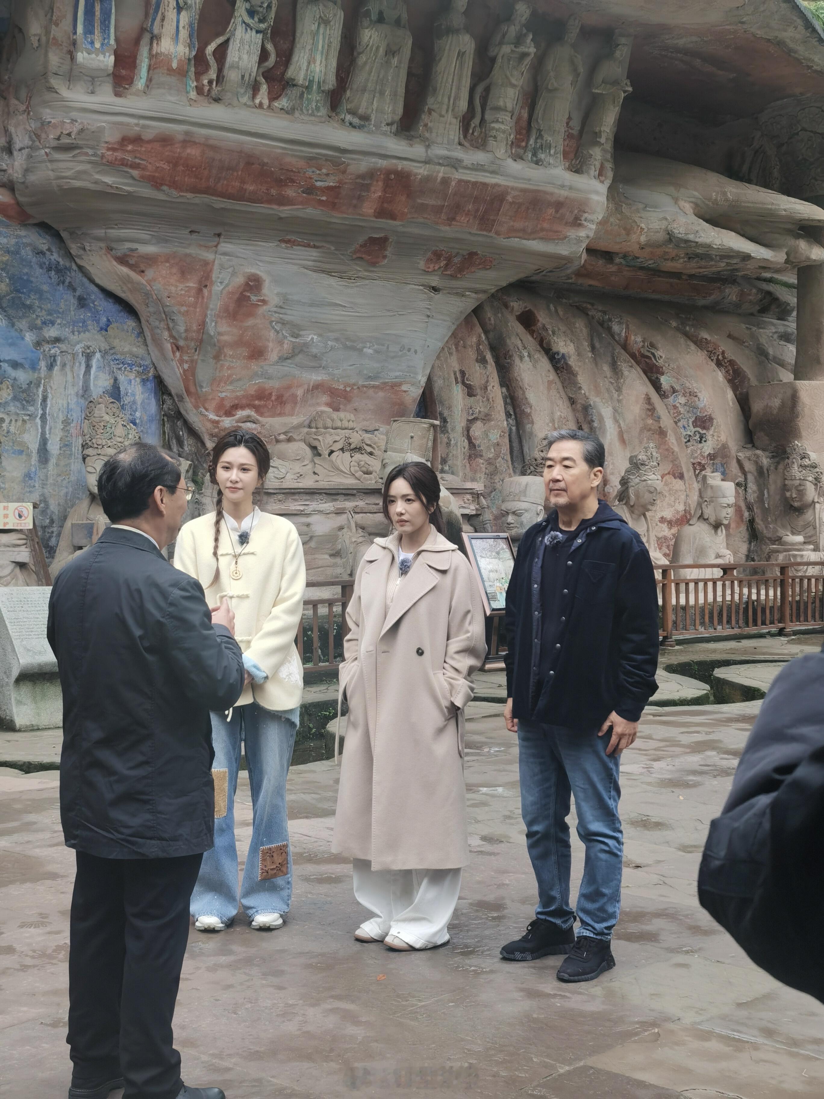 在大足石刻遇到张国立老师和蔡文静了