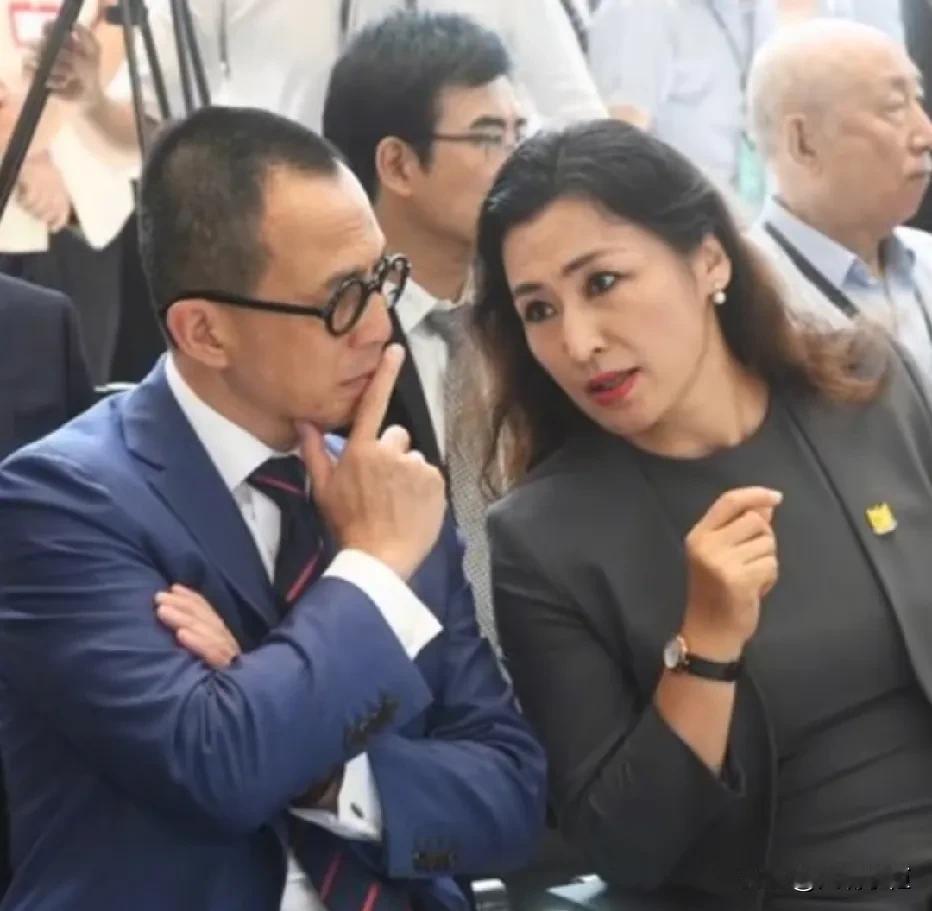 中国女性鼻子长这样的很少吧，这也太欧美了。李泽楷和汕头大学校长姜虹的一张合照，