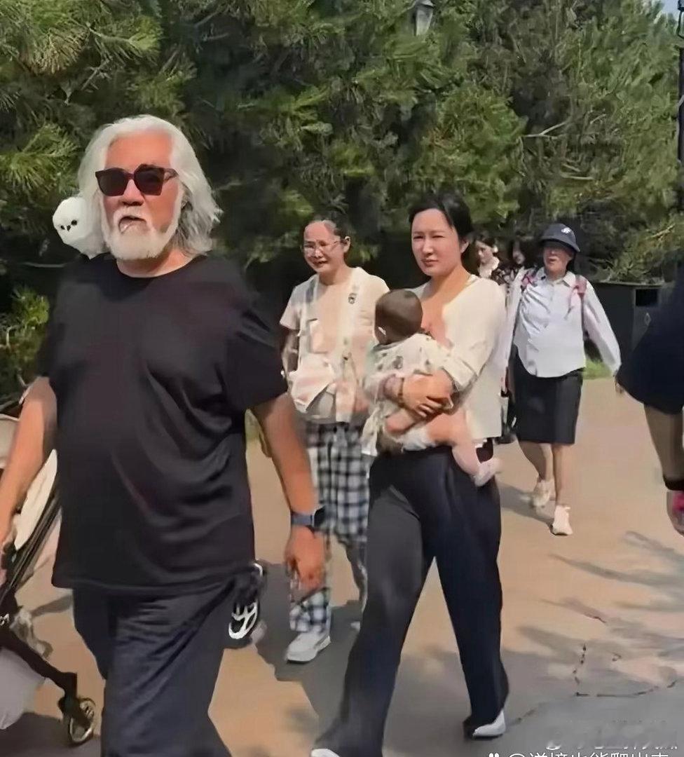 碰到大导演张纪中，‎带着一⁠家子⁠‏出门玩，他‏⁠‎老婆‎没化妆，原‎‎来是﻿‎