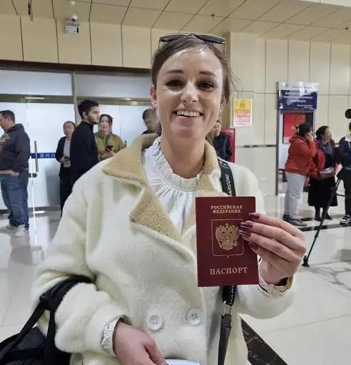 大量俄罗斯人涌入黑河，大厅挤满俄罗斯人！问题来了：俄罗斯人来中国最喜欢干什么？