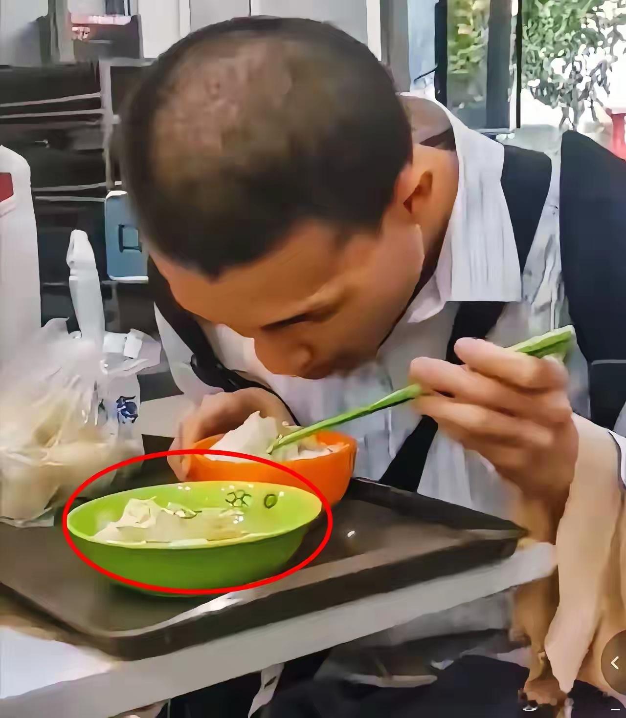 专门去查了一下韦东奕不吃肉的原因不查不知道，一查后真的太心疼了，不是因为他牙齿不