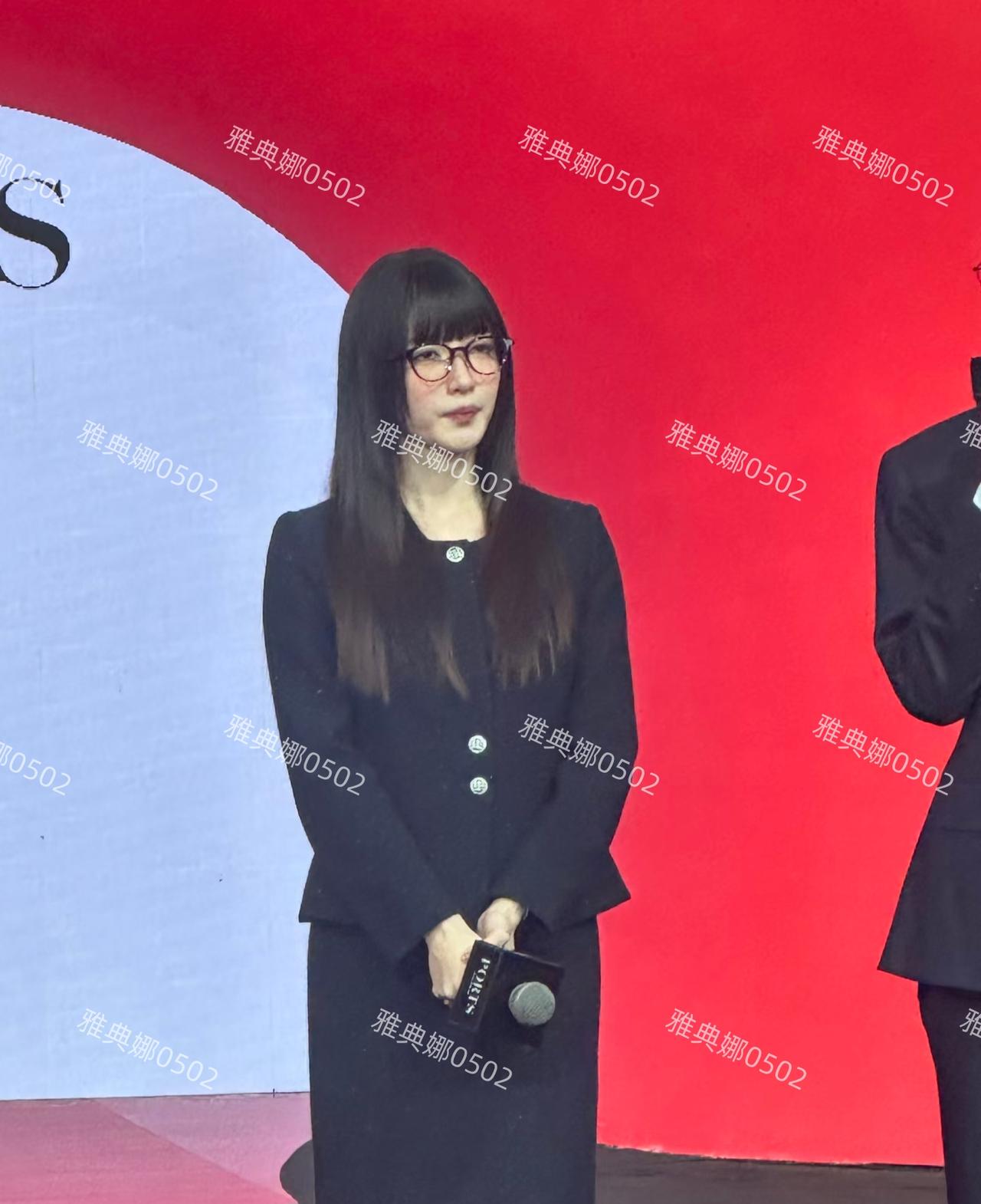 江疏影今日厦门活动生图，年近40的她离开了美颜和滤镜真实状态已经有点儿扛不住镜头