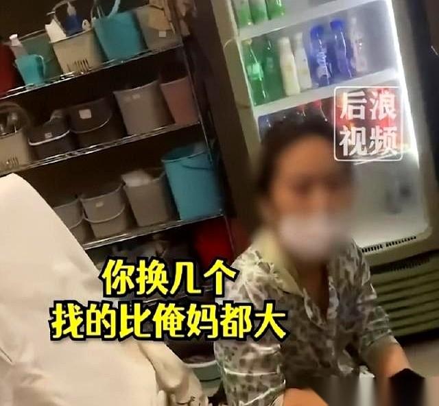 山东枣庄一个大哥，去洗浴中心放松，技师推门进来那一下，他手里的手机差点滑下去。