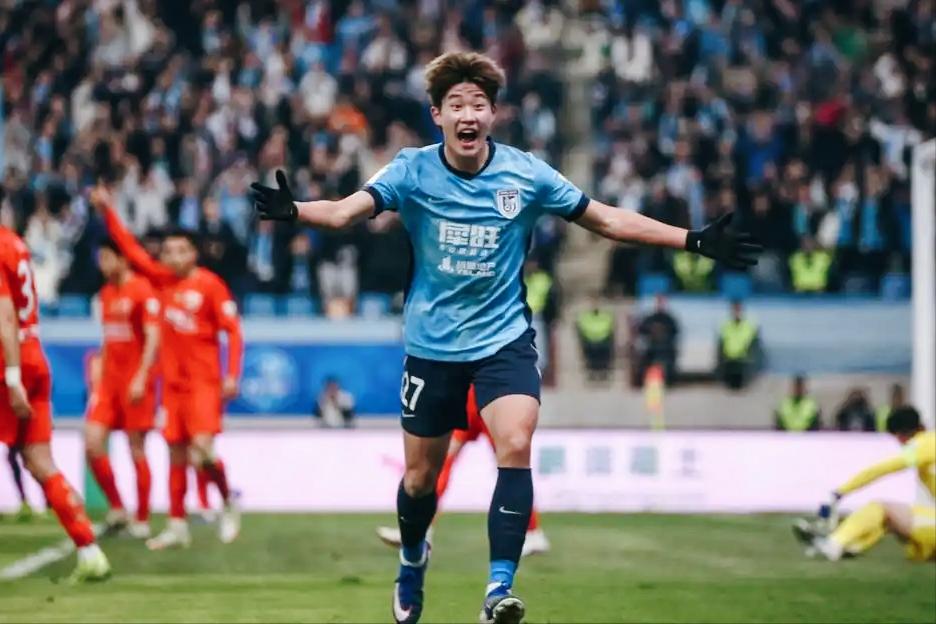 大连主场氛围直逼英超！升班马掀翻卫冕冠军，足球城的热爱从未褪色。3月20