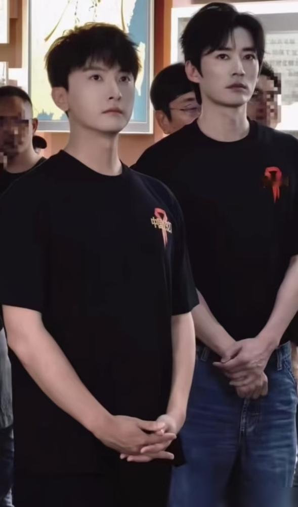 看刘学义跟牛骏峰又同框了，网友直接炸锅说林大爷这是走到哪儿把韩秀才带到哪儿。点开机图一看，还真是这俩