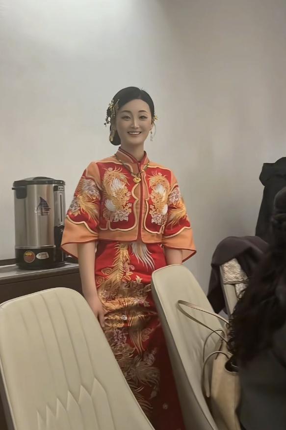 陈亚男在昨天的订婚现场太累，最后她把鞋子都脱了，男生个子好像还没有她高。 2