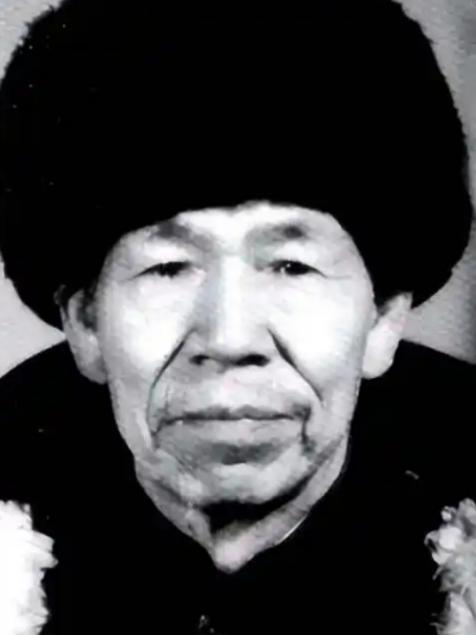 1955年，抗战英雄肖万世，爱上地主家18岁女儿。上门提亲时，地主怒吼：“想娶我