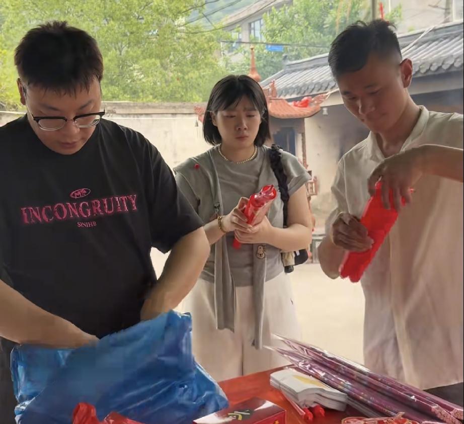厉怀远浙江老家祭祖表情凝重厉嫂2个举动网友猛夸今天厉怀远大嫂发动态，一家人