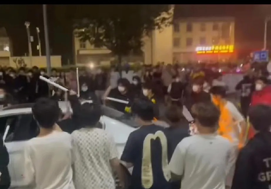 感谢临沂警方迅速抓获加油站群体打砸宝马车事故肇事者。我们国家经历了几十年的打黑除