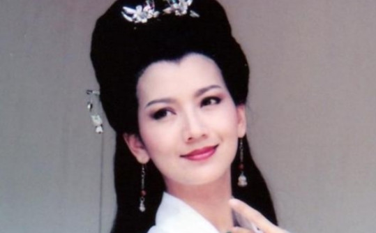 1975年，21岁的赵雅芝嫁给了31岁的香港名医黄汉伟，婚后仅三年，赵雅芝便与已