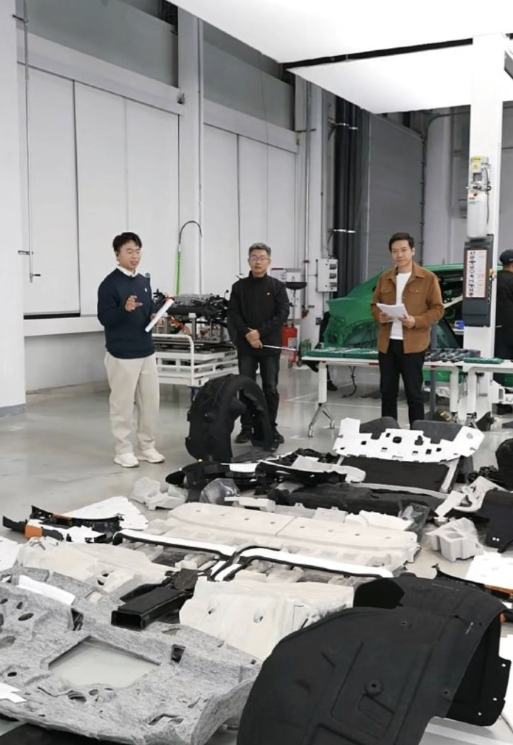 雷军表示，静谧性是一辆车高端感很重要的方面，他在拆车现场展示了小米YU7配备