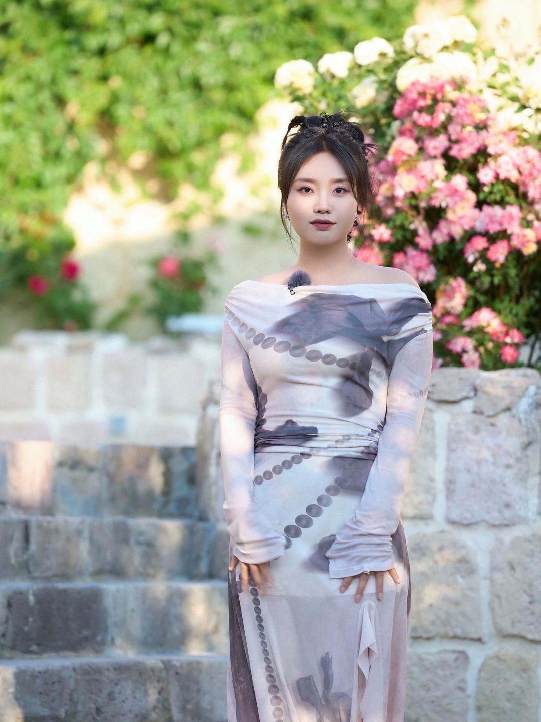 1.网传李雪琴比男友更期待步入婚姻，还会托身边朋友侧面提醒对方求婚。至于她将不