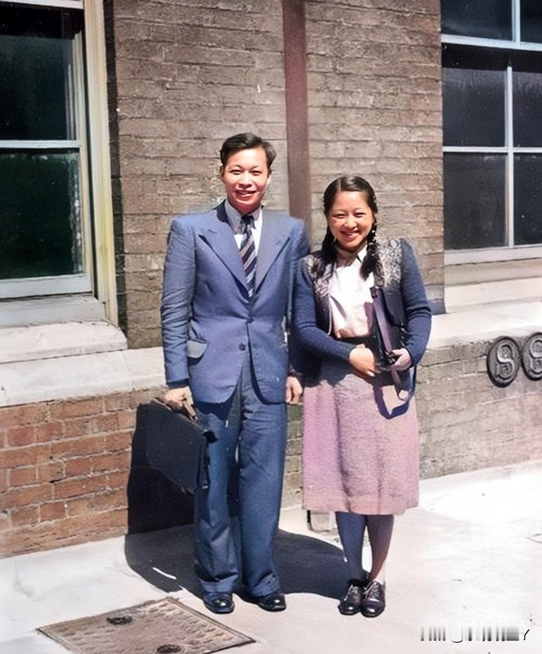 一张珍贵的老照片，拍摄于1946年7月的英国剑桥大学，原来这才是他们二人年轻时候