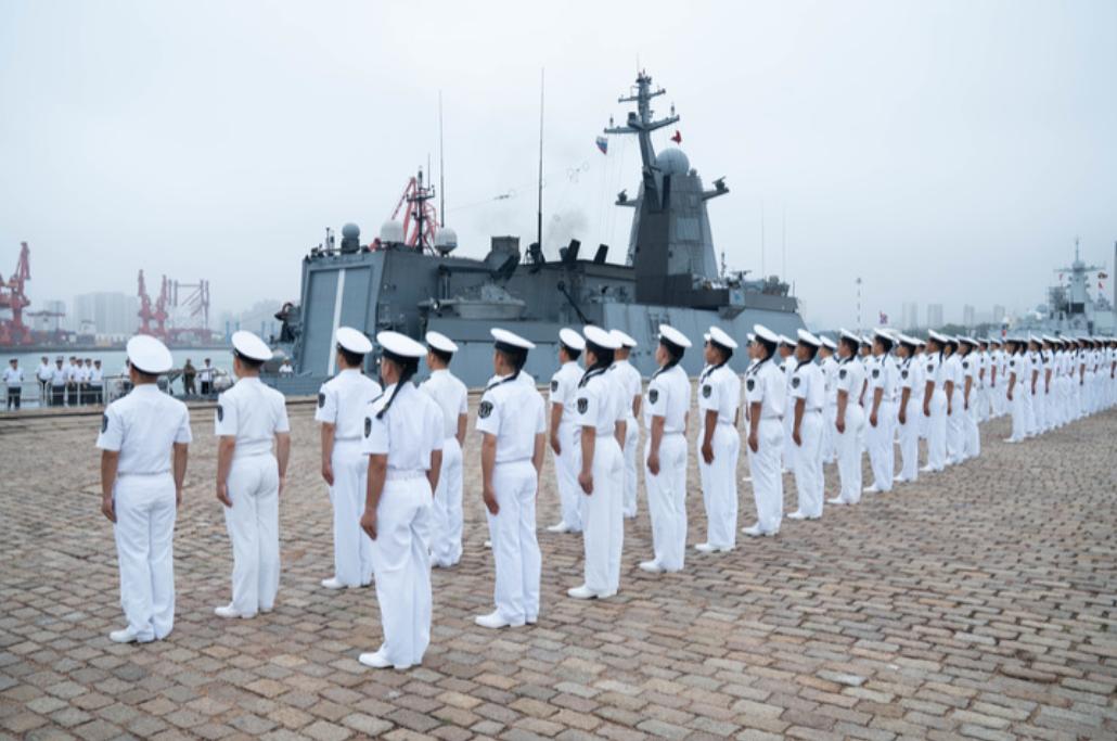 黄海上空几声巨响，055大驱击落大批无人机，给美日指挥官上了一课！7月上旬，