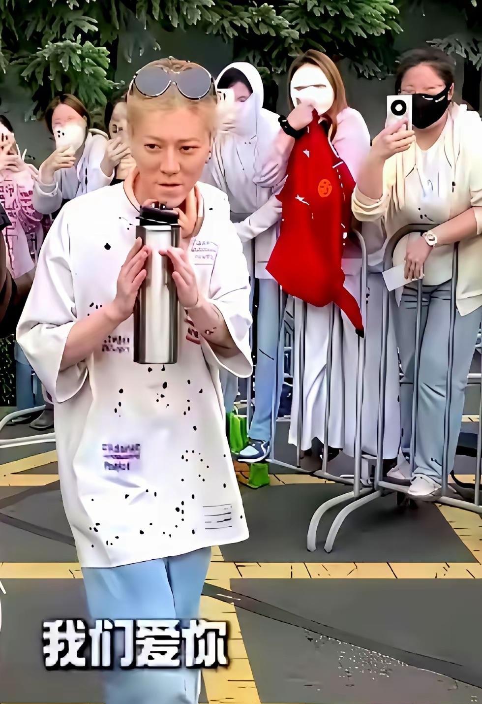 哇塞，这还是当年那个大帅哥吗？镜头中的他发稀唇薄，眉淡脸长，弯腰驼背，目光疏