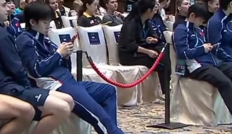 网友们的脑洞着实大得离谱！在澳门世界杯抽签仪式上，孙颖莎和王楚钦分坐两侧，中间那