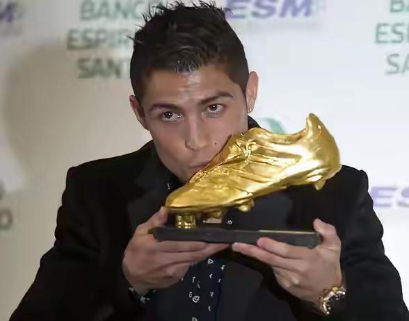 C罗与梅西能比嘛?在梅西之前,阿根廷国家队就已斩获19个冠军,其中包括2次世界杯