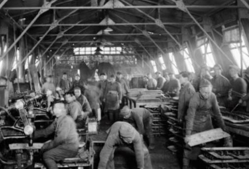1944年，八路军兵工厂因为缺黄铜，无法生产子弹，一个农民知道后，便来到根据地，