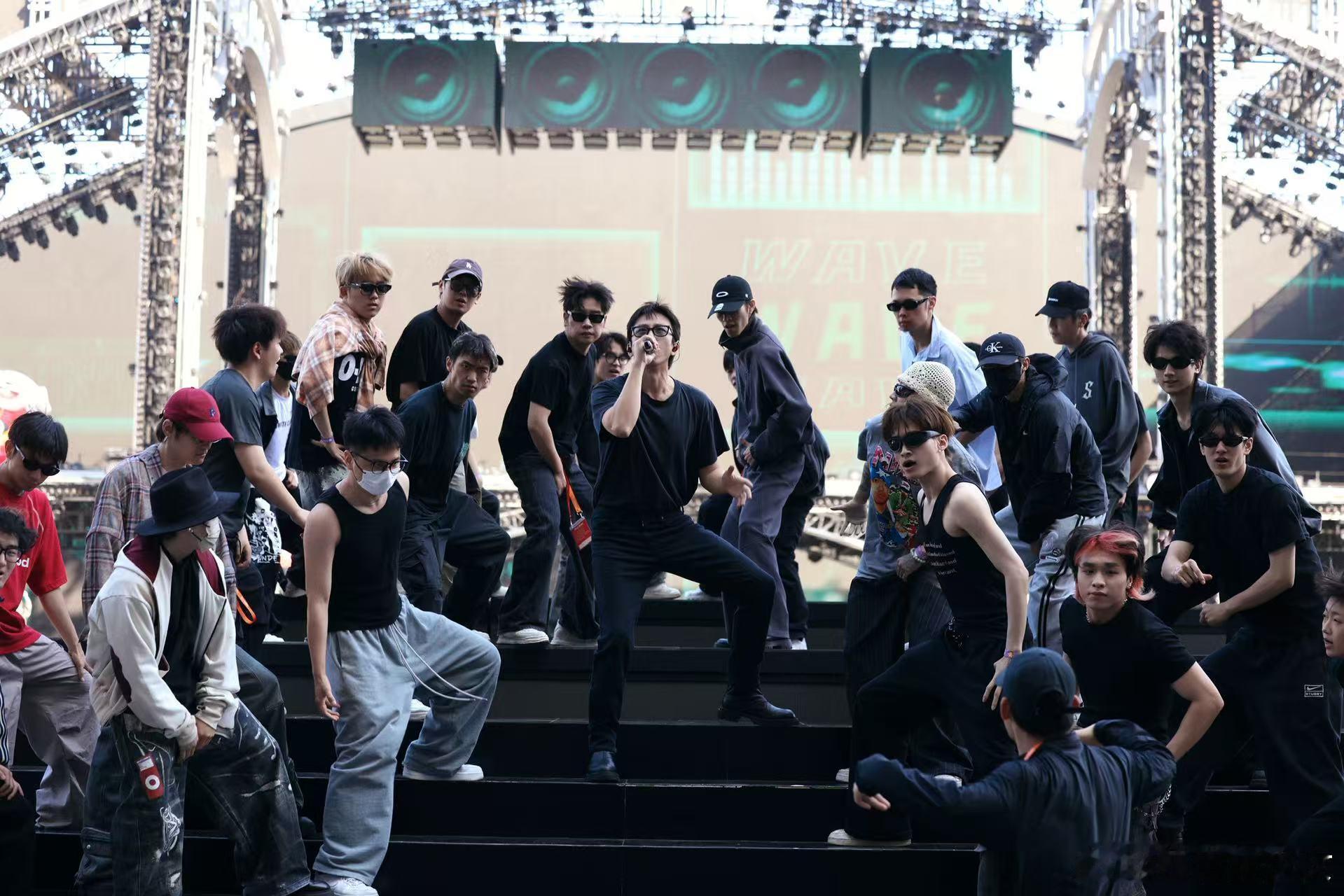 邓超帅成这样孙俪负全责邓超彩排图气场全开，台风稳得不行。这紧致的状态和锋利的线条