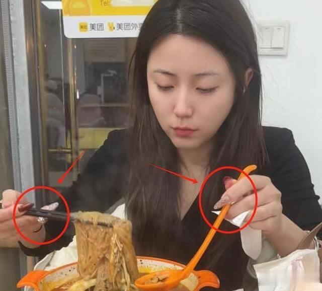 “小叔子接表嫂同居！”这行标题像颗炸弹，瞬间在热搜炸开。29岁表嫂被出轨离婚，背