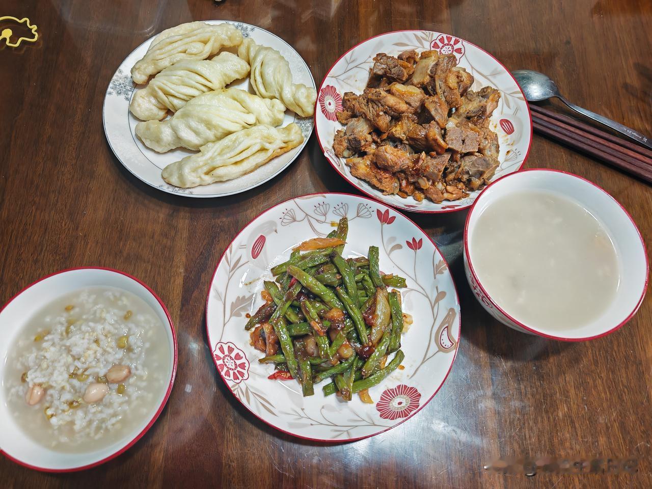 我和孙子的晚餐分享～昨天下午和了一小块发面，摘豆角洗净掰成小段，再切半个土豆条