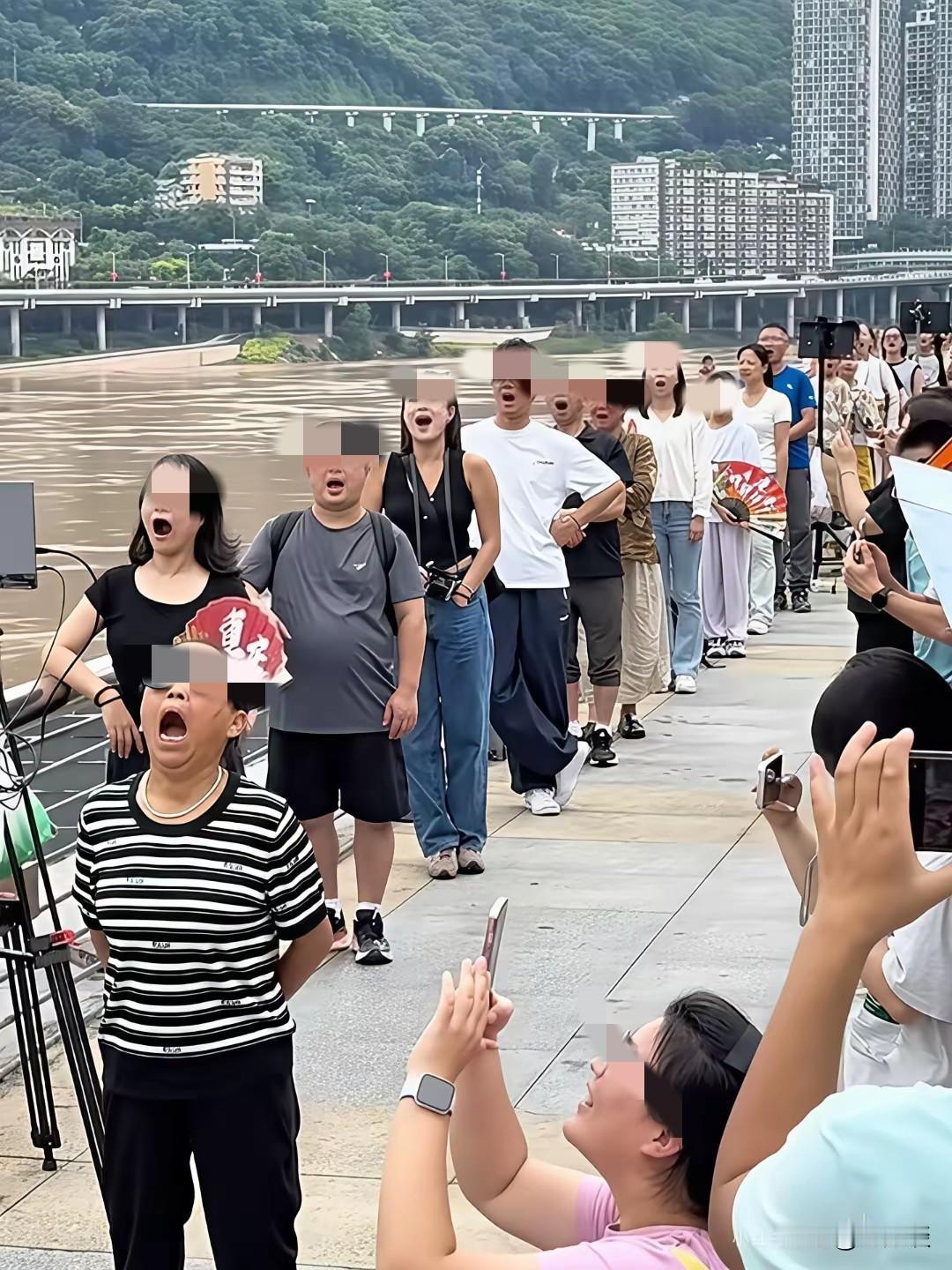 国庆期间，很多游客跑到重庆，去喝西北风，看着一个个游客站在路边，张大嘴巴等着西北