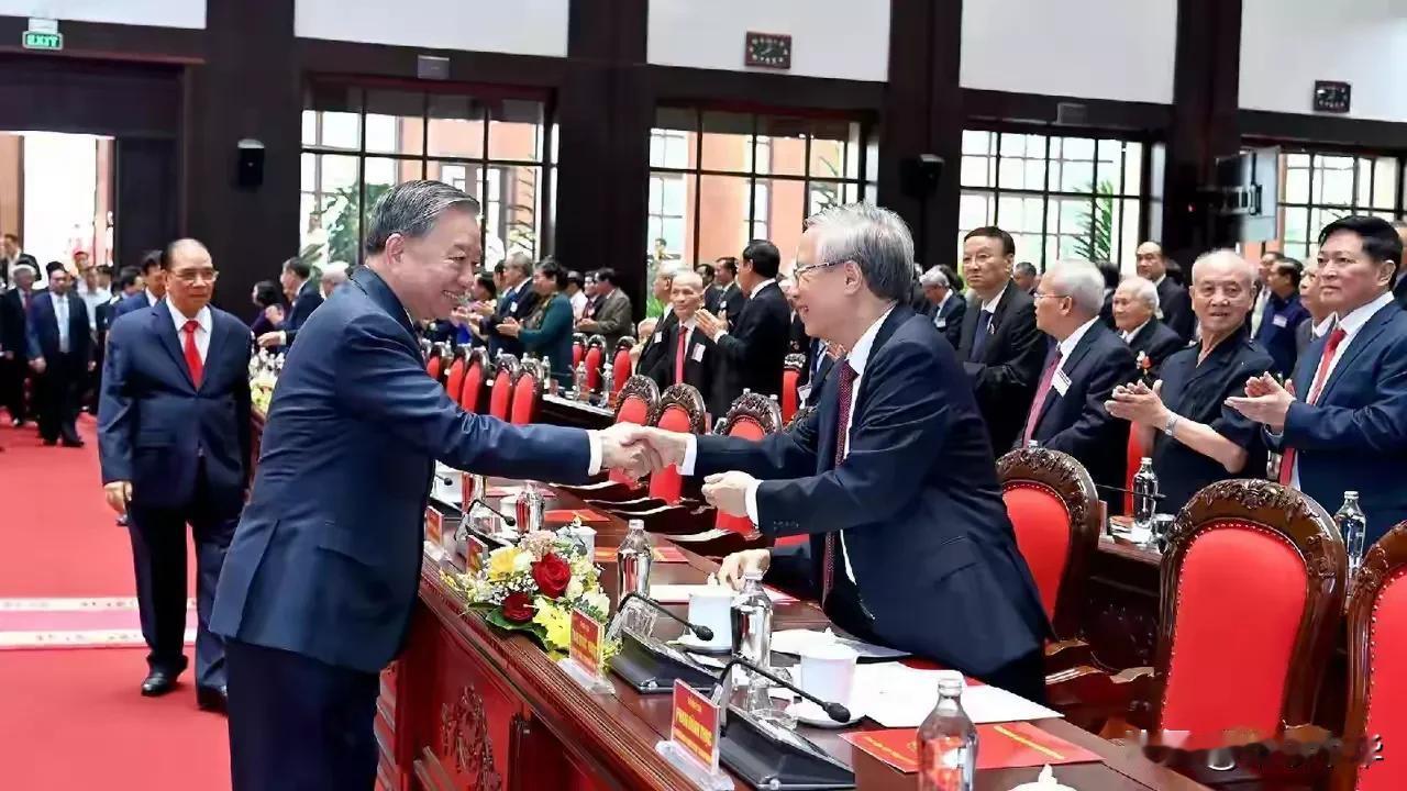 再见“双龙相聚”，一位是现任越南掌舵，另一位前任越南最高领袖，逢重大政治活动总能