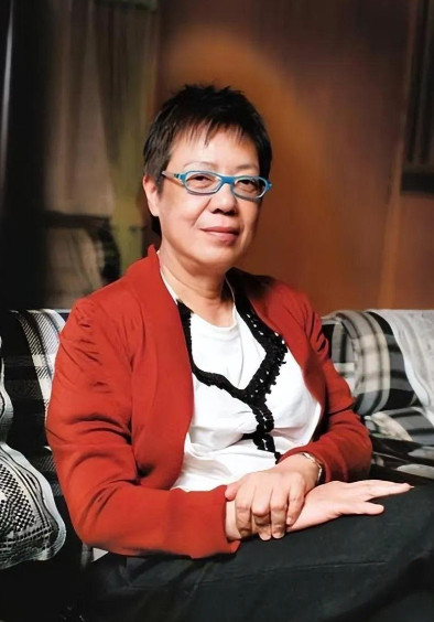同一夜，三位华语女性站上釜山奖台。64岁的杨紫琼拿年度亚洲电影人奖，时隔15年重返，电影节还为她开了