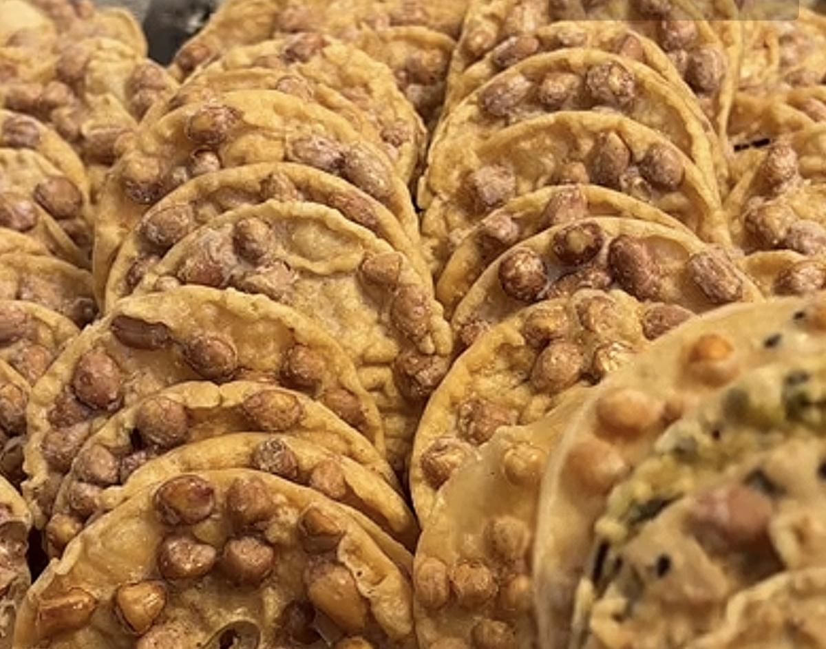 美食分享在我们家长每个人都喜欢吃豆饼这个是江西省的特产因为我们接近江西所以