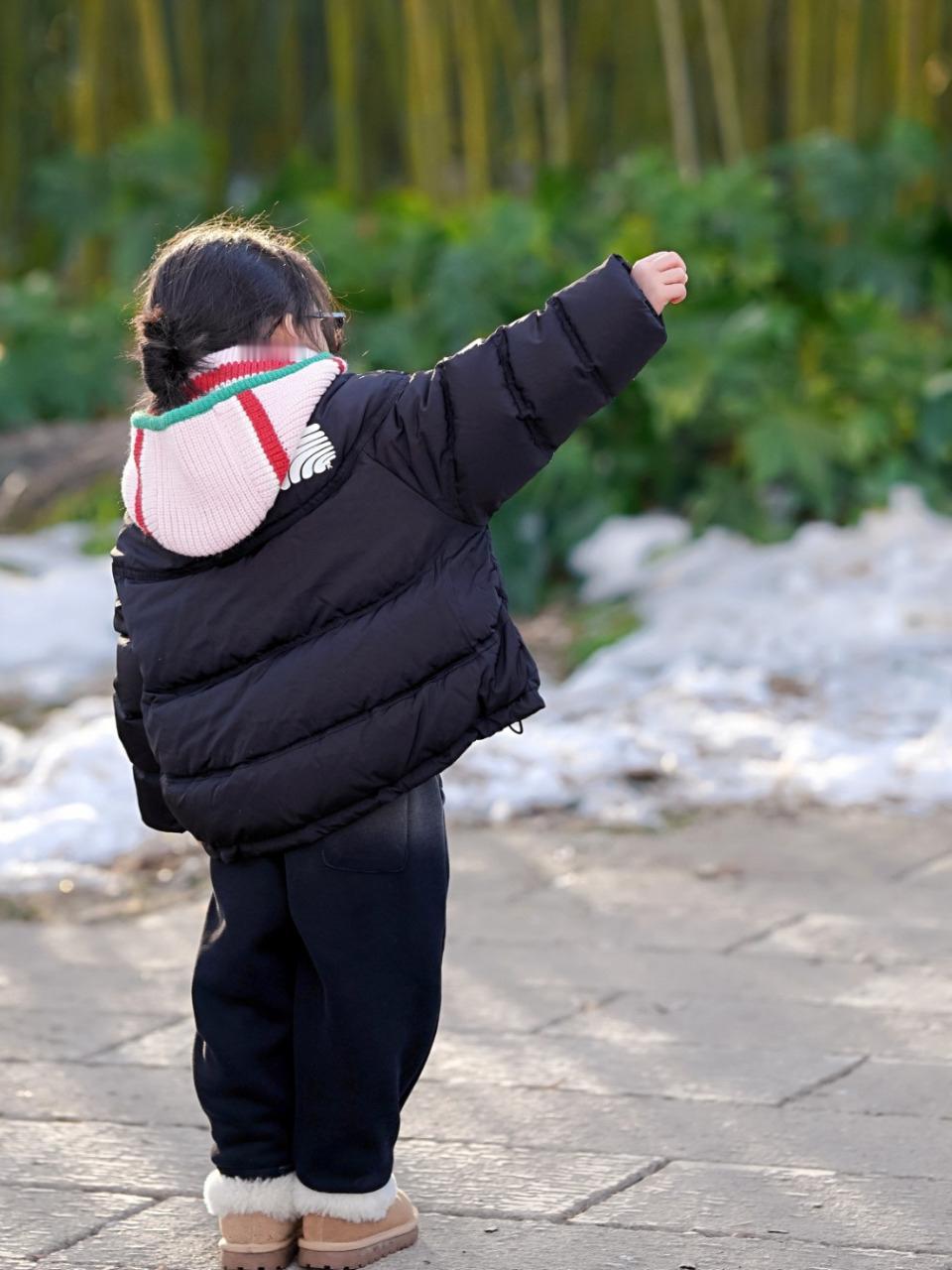 刚刷小红书看到个离谱的！有宝妈说娃的羽绒服必须一天一洗，我随口说“天天洗不就洗废