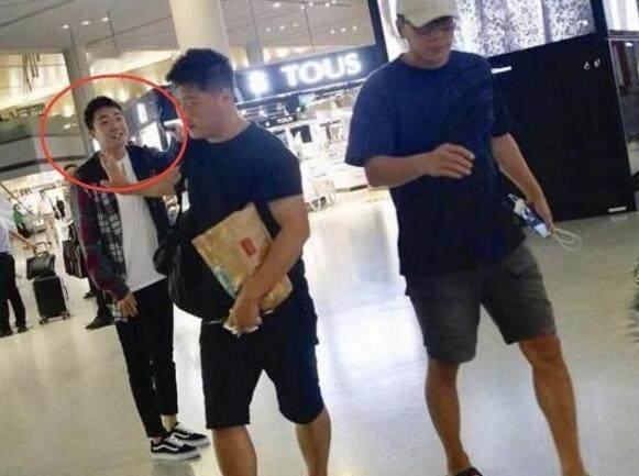 2017年，俞灏明在机场偶遇了刘烨，就开心的飞奔过去打招呼，大喊：“哥！”然后一