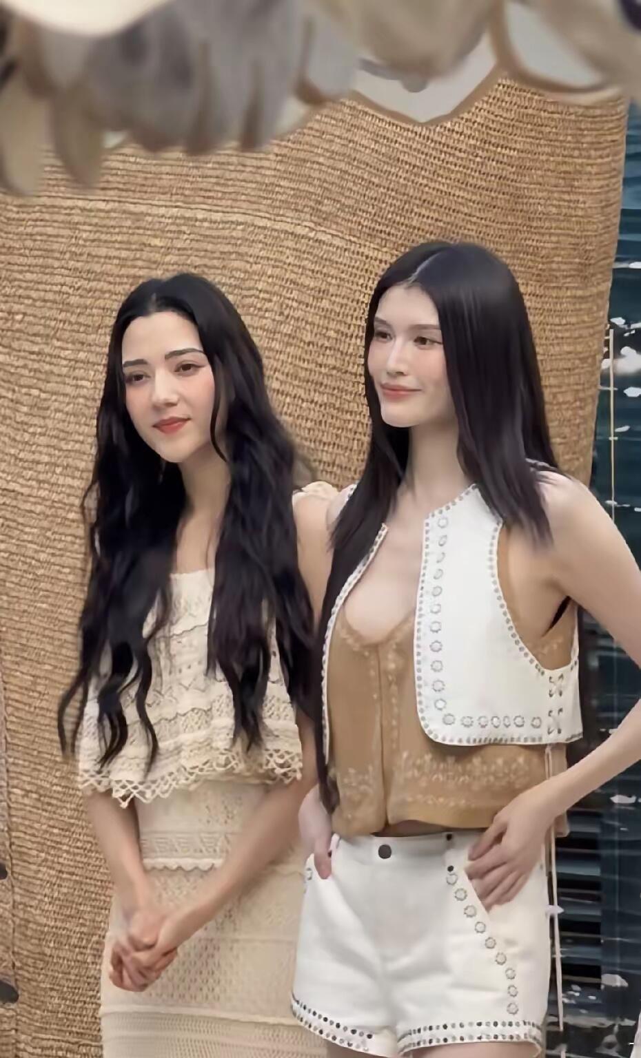 何穗娜然同框走秀何穗三里屯走秀状态何穗奶白肌肤自带反光板，娜然混血魅力无法复制