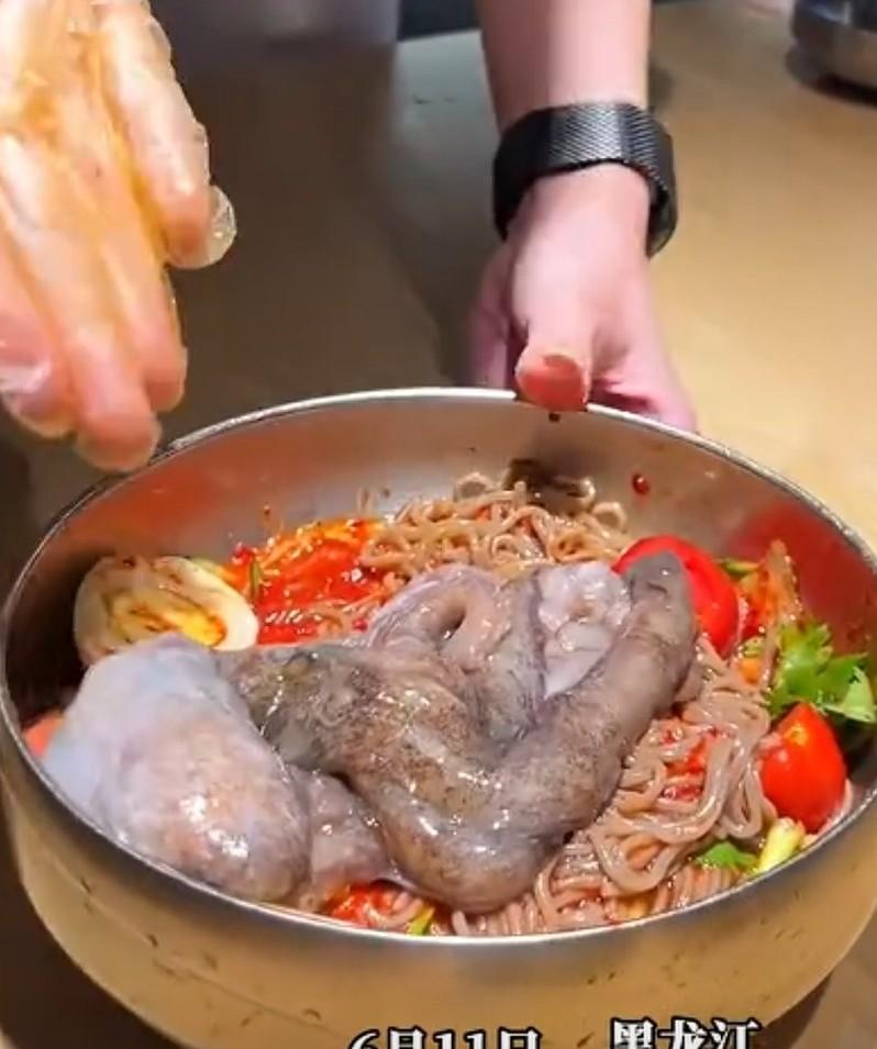 网友在店里点了一份八爪鱼拌面，老板最后把八爪鱼放到了面碗里，谁知八爪鱼自己爬了