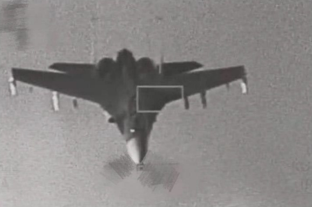 🔻F-16的狙击手吊舱，其实是一款对地搜索的侦查吊舱。🔻但是，台巴子天天拿来