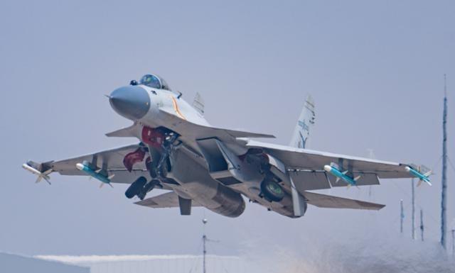 新加坡媒体表示，中方开火控雷达照射日本军机，导致日本国内的气氛变得紧张，同时美国