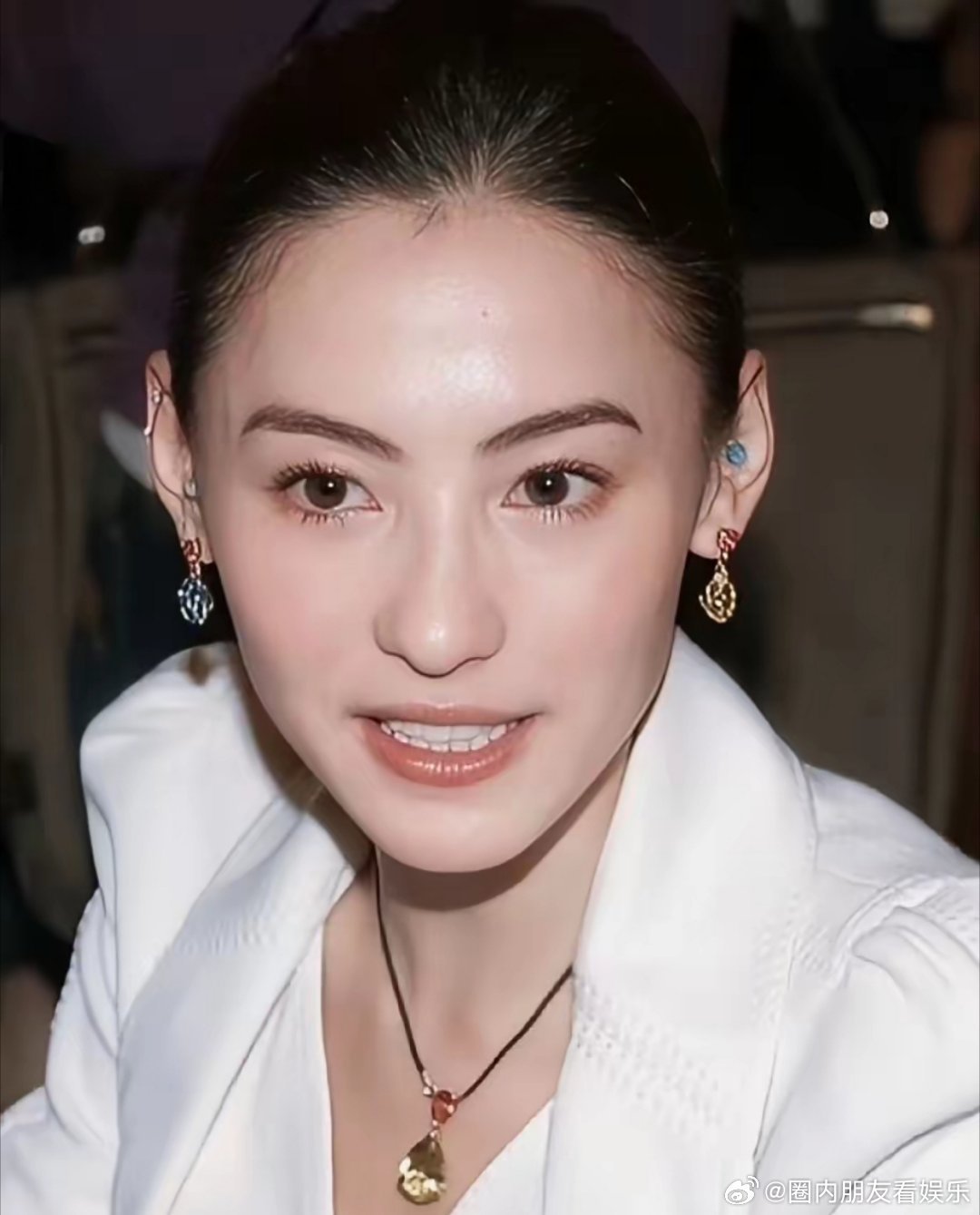 张柏芝这招真是高明，只带小儿子看周星驰的《功夫女足》。大儿子和二儿子爷爷刚离开没