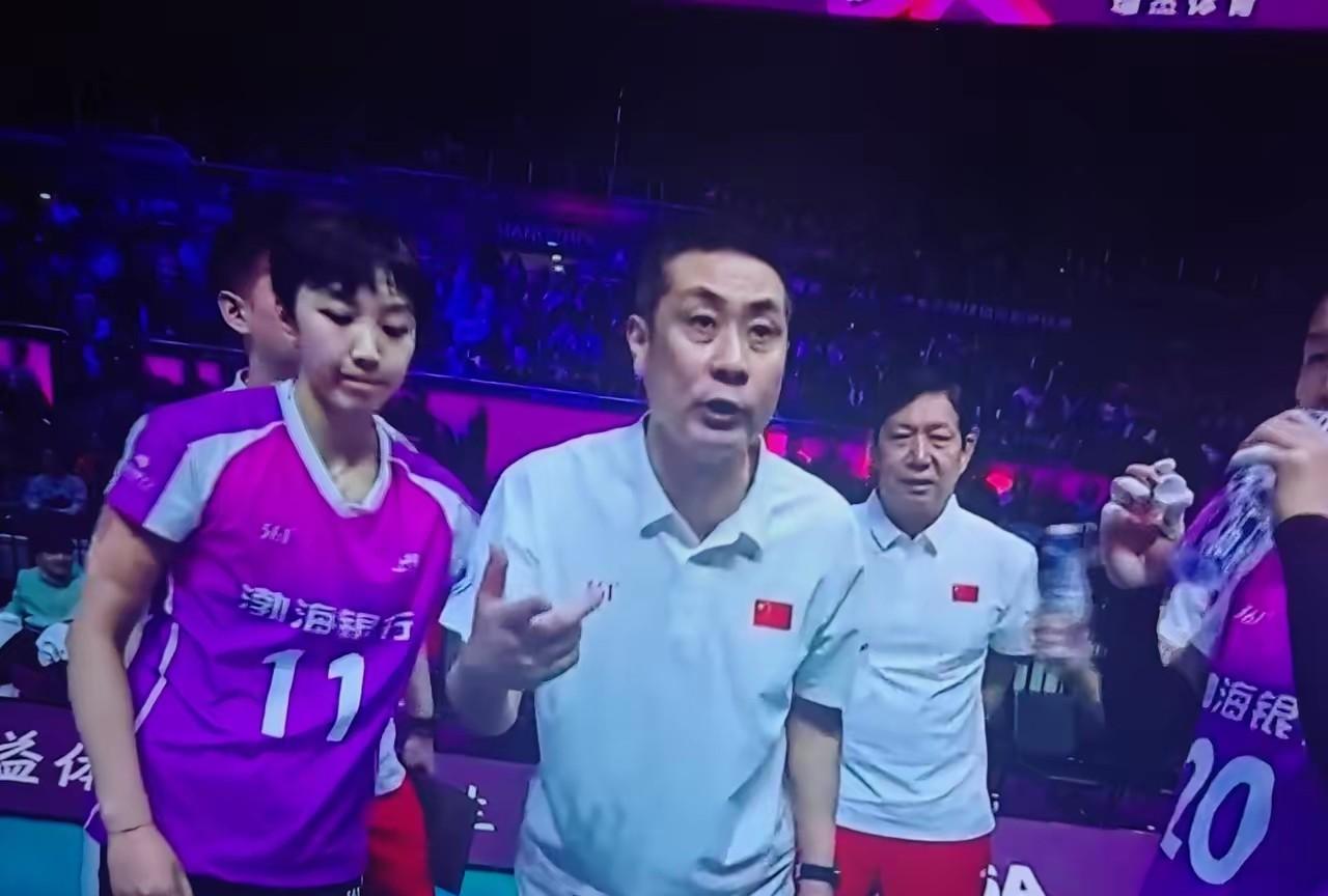 【天津女排全运会前出门，动作够大的】李珊决定天津女排出去拉练，也可能是李珊敏感