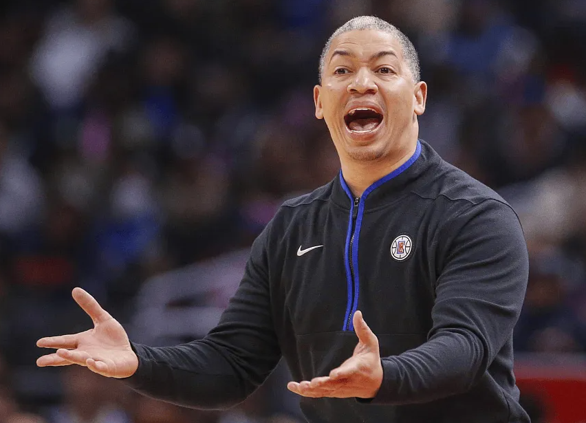 NBA杯的一场比赛中，快船126-124战胜鹈鹕。第四节最后时刻，伦纳德中投完