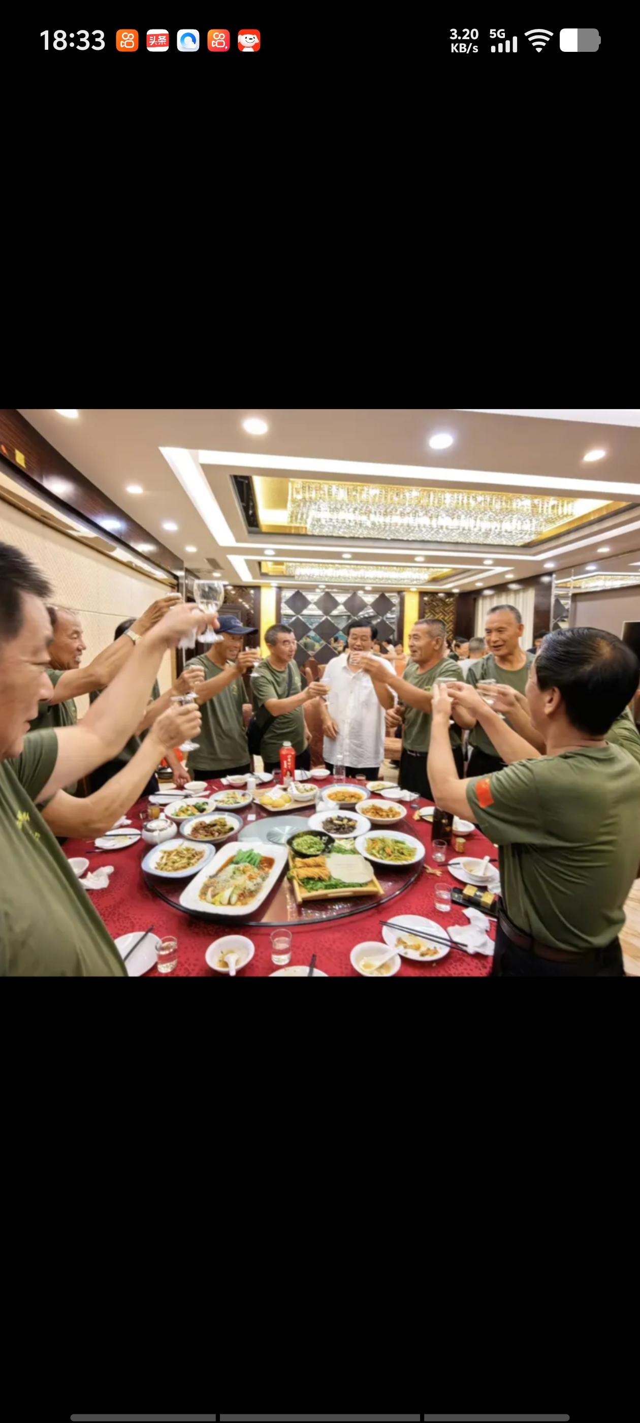 老战友组织两天聚会，事先讲好吃住每人五百，多退少补。其中一人拿了一箱地方白酒，没