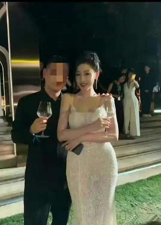 这是真实的张天爱吗？胯真的好宽，大宅院似的