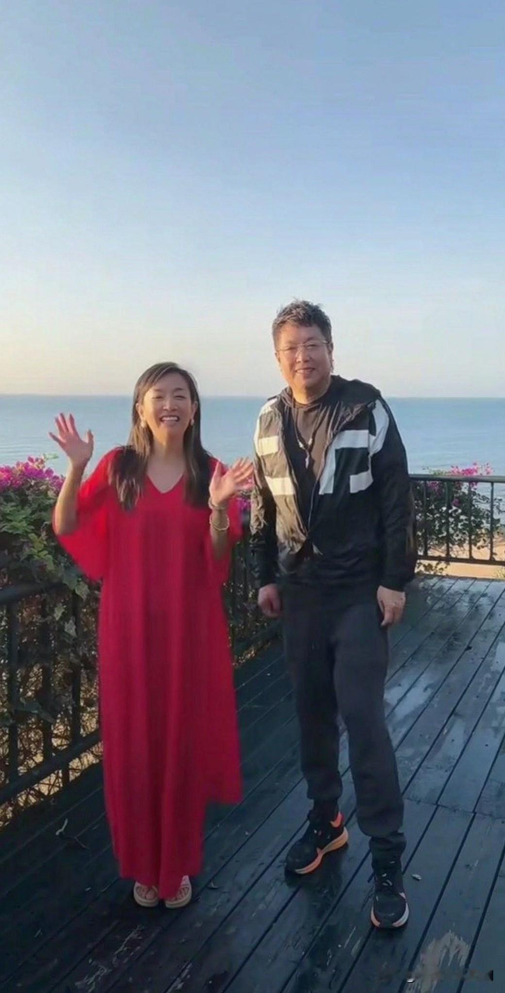 2023年，主持人王芳与王为念在三亚南山寺对面的海边打卡时的一张合影。二人站在临