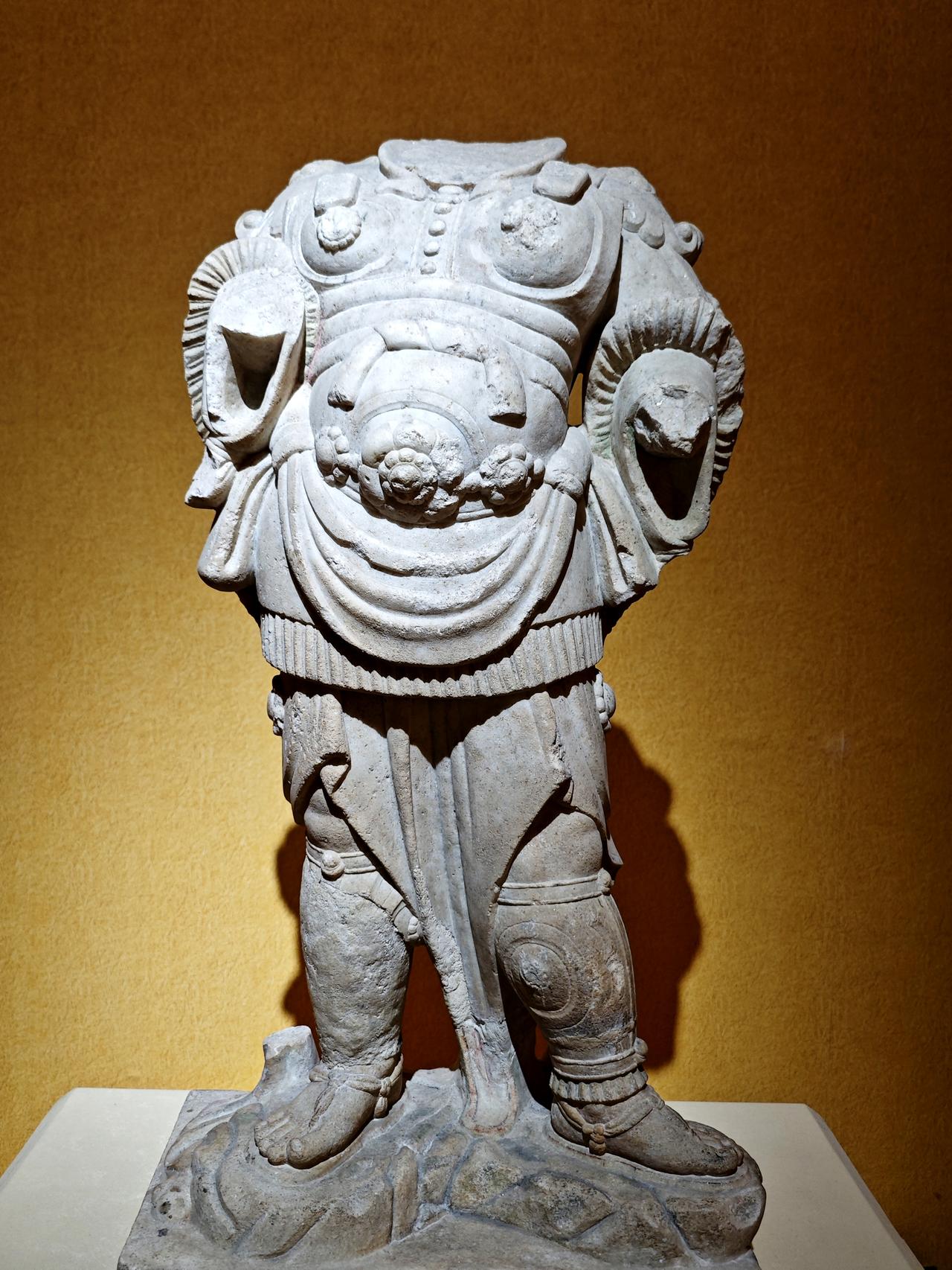 这两尊唐代汉白玉金刚与菩萨石雕残躯，是唐代佛教造像的精品，都出土于山西五台山佛光