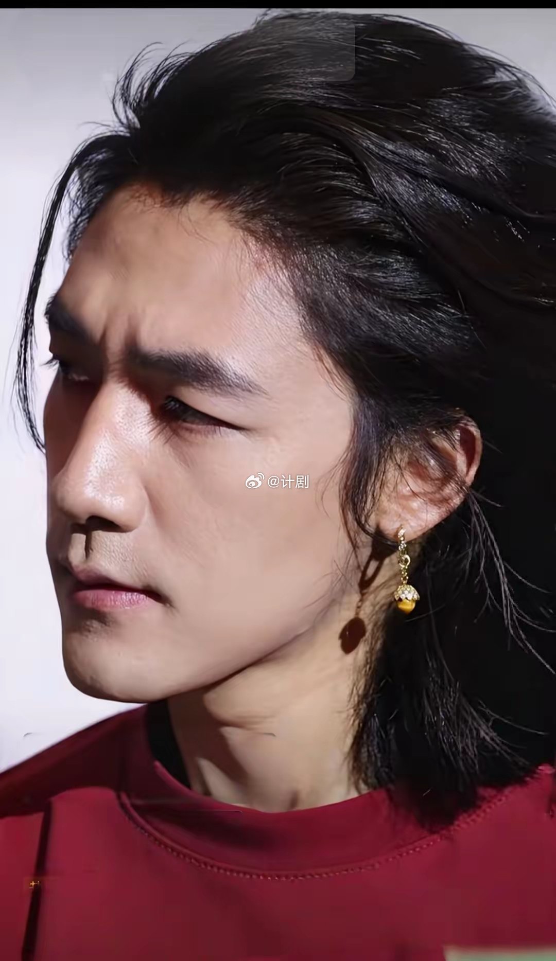 此沙演技好不好，我不作太多评价，但他有处细节，真的要说一说，他虽然留着长发、戴着