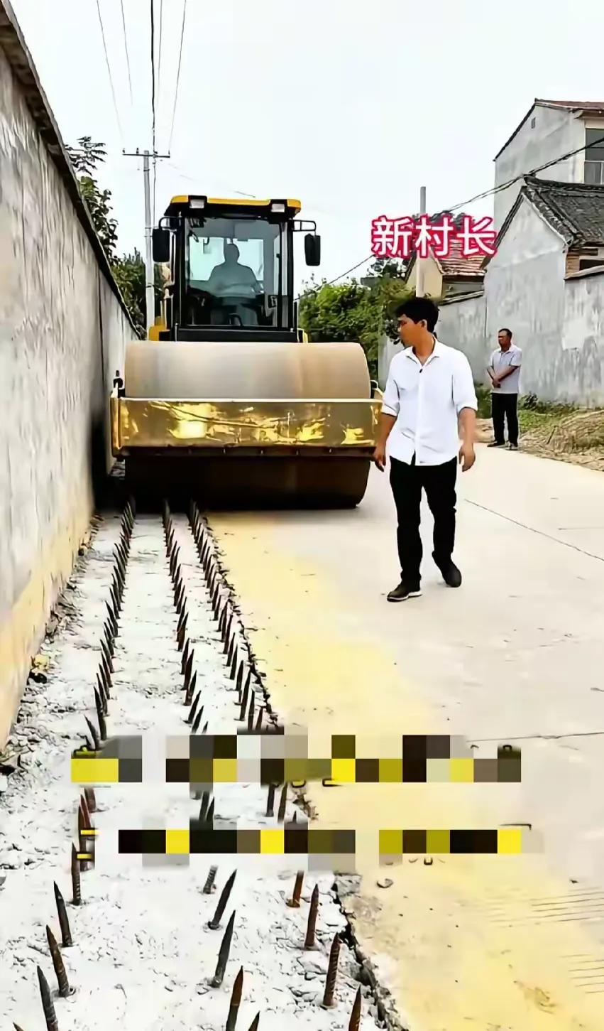 一户人家围墙根下，一米左右的宽度，安装了三排的尖尖钢刺，这是对乡里乡亲左右隔壁邻