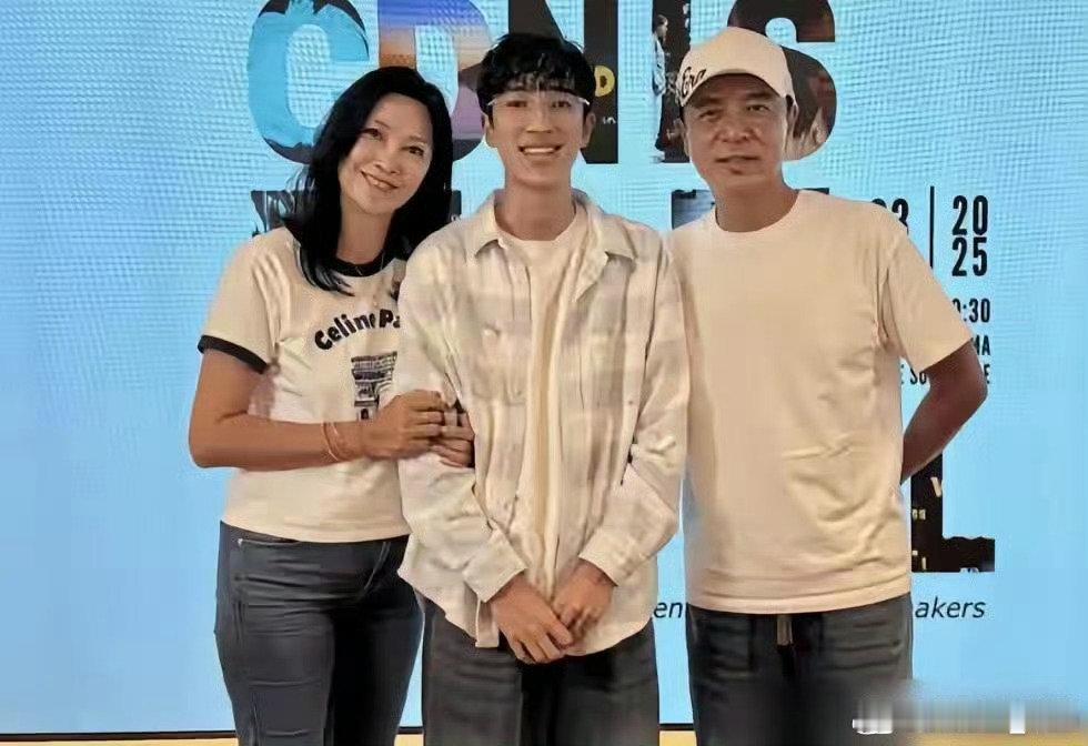 李克勤儿子一回香港，全网都炸了锅。这哪是19岁，这简直就是20岁出头的李克勤自己，一样的微卷发，一样