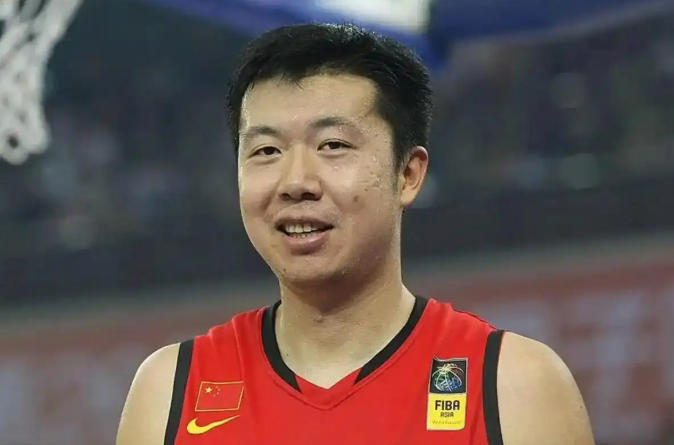 近日，受篮协指派，刚刚加盟中国女篮教练组的男篮名宿王治郅空降云南，来到女篮集训地