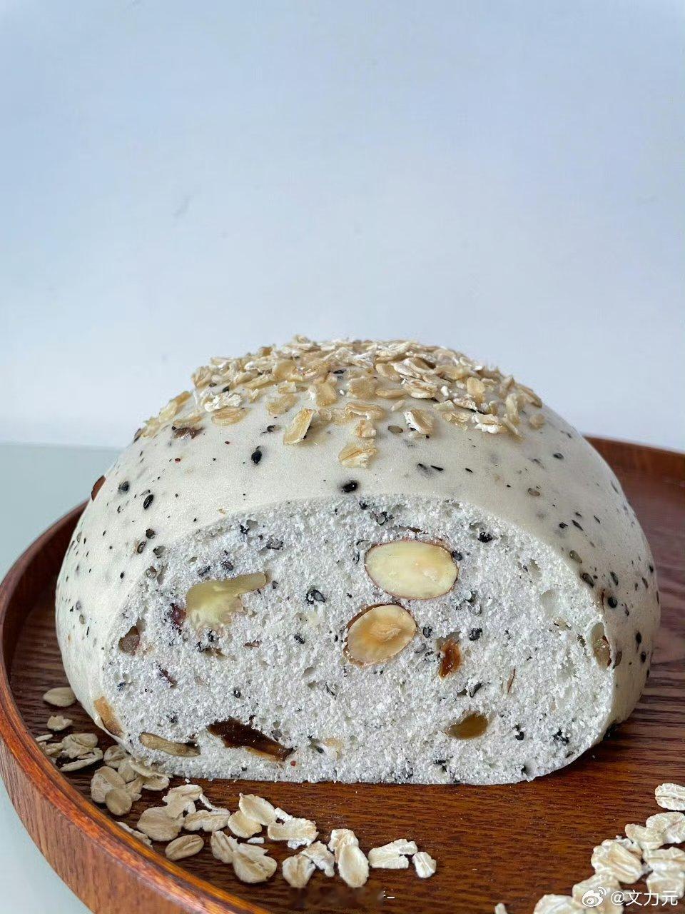 坚果大馒头，感觉会很噎挺，应该配上一碗麻辣烫吃[捂脸哭]​​​